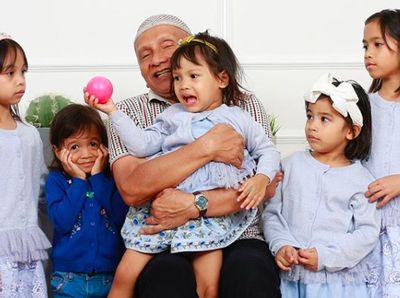 8 Momen Amien Rais Momong Cucu, Berkebun Hingga Antar Sekolah