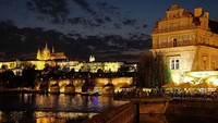 Kemudian ada kota Praha di Republik Ceko. Layaknya kota-kota di Eropa lainnya, Praha juga memiliki banyak arsitektur bergaya abad pertengahan. Kota ini pun menjadi salah satu destinasi populer di Eropa. Sean Gallup/Getty Images.