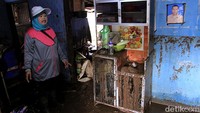 Seorang warga menunjukkan kondisi rumahnya yang nampak kotor dipenuhi sisa luapan air akibat banjir yang melanda Kecamatan Pangalengan, Bandung pada Jumat (1/3/2019) kemarin.