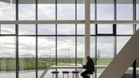 Kantor didesain dengan panel-panel kaca besar. Harapannya, cahaya dapat masuk ke dalam ruangan dan pekerja dapat melihat pemandangan sekitar. Istimewa/FaulknerBrown Architects/Inhabitat.