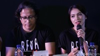 Jose Poernomo dan Angel Karamoy dalam jumpa pers film terbaru mereka. Pool/Palevi/detikFoto.