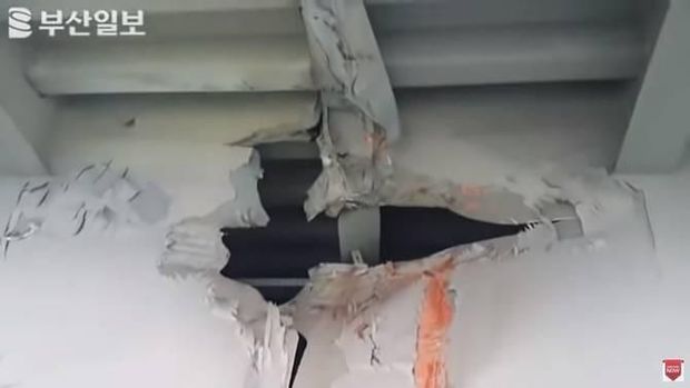 Bagian bawah jembatan mengalami kerusakan cukup parah usai ditabrak kapal kargo Rusia