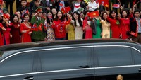 Ratusan warga Vietnam berkumpul untuk mengantarkan kepulangan pemimpin Korea Utara Kim Jong Un usai melaksanakan pertemuan dengan Presiden AS Donald Trump di Hanoi, Vietnam, Sabtu (2/3/2019). Kim Kyung Hoon/Reuters.