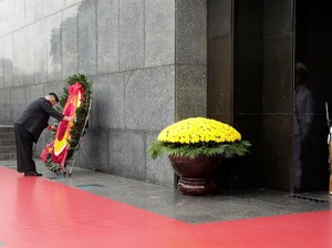 Kim Jong-Un Beri Penghormatan ke Ho Chi Minh Sebelum Pulang ke Korut