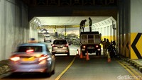 Kegiatan itu pun sengaja dilakukan pada malam hari, karena di pagi hingga sore hari kawasan underpass Tanah Abang ramai dilalui oleh kendaraan.