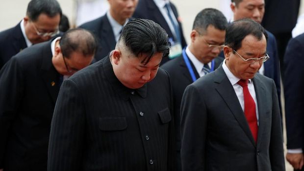 Kim Jong-Un menundukkan kepalanya saat mengunjungi tempat persemayaman mendiang Ho Chi Minh