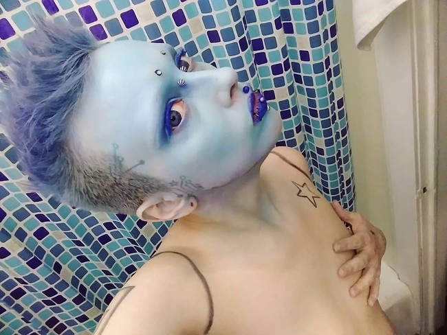 Jareth tidak mau dilihat sebagai manusia, melainkan alien. Bahkan ia rela operasi untuk menghilangkan puting payudaranya agar tidak terlalu merasa seperti manusia. Foto: Instagram/@jareth_nebula