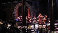 Pertunjukan kabaret ini dimulai oleh kelompok musik keroncong di awal sebagai pembuka (Randy/detikTravel)
