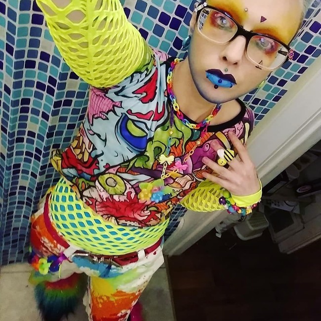 Sehari-harinya Jareth Nebula bekerja sebagai resepsionis di sebuah berber shop di Edmonds, Washington. Ia juga kerja paruh waktu menjadi model. Foto: Instagram/@jareth_nebula