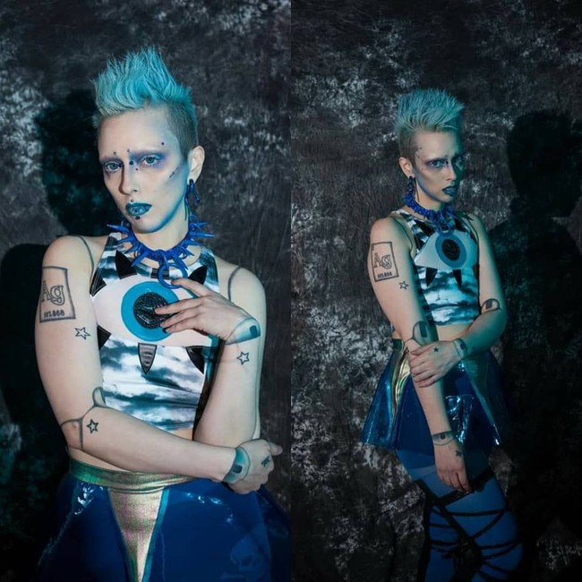 EDS membuat seseorang memiliki persendian yang terlalu fleksibel dan mudah melar. Namun di sisi lain kulitnya juga jadi rapuh. Akibat kondisinya tersebut, para dokter pun menamai Jareth Mr Elastic. Foto: Instagram/@jareth_nebula