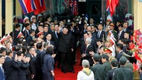 Usai tiba di Stasiun Dong Dang, Kim Jong Un melambaikan tangan menyapa warga dan sejumlah pejabat Vietnam yang telah tiba untuk mengantarkan kepulangannya. Kim Kyung Hoon/Reuters.