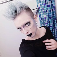 Kondisi fisik Jareth memang tidak normal. Saat berusia 26 tahun, ia didiagnosa Ehlers-Danlos Syndrome (EDS), sebuah kondisi gangguan yang memengaruhi jaringan yang menopang beberapa organ tubuh seperti kulit, tulang dan pembuluh darah. Foto: Instagram/@jareth_nebula