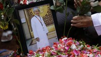 Nur Tompel disemayamkan di TPU Menteng Pulo, Jakarta Selatan. Pool/Palevi/detikFoto.
