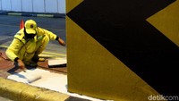 Petugas dibagi menjadi dua bagian sesuai dengan tugas masing-masing. Satu petugas dikerahkan untuk melakukan pengecatan dinding bagian depan underpass dan petugas lainnya dikerahkan untuk membuat arah jalan.