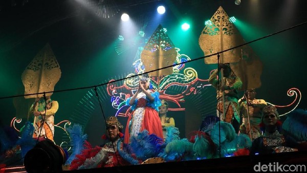 Walau beberapa penampilnya adalah ladyboy, pertunjukan mereka tak kalah luwes dengan penampil pria (Randy/detikTravel) Walau beberapa penampilnya adalah ladyboy, pertunjukan mereka tak kalah luwes dengan penampil pria (Randy/detikTravel)
