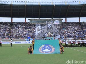 Bobotoh dan Bonek Padati Stadion Si Jalak Harupat