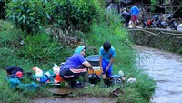 Akibat terbatasnya air bersih, saat ini warga membersihkan pakaian dan barang-barang hanya memanfaatkan air dari sungai dan sumur yang sangat terbatas.