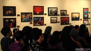 Para peserta nampak serius mendengarkan penjabaran Safir Makki terkait street photgraphy.