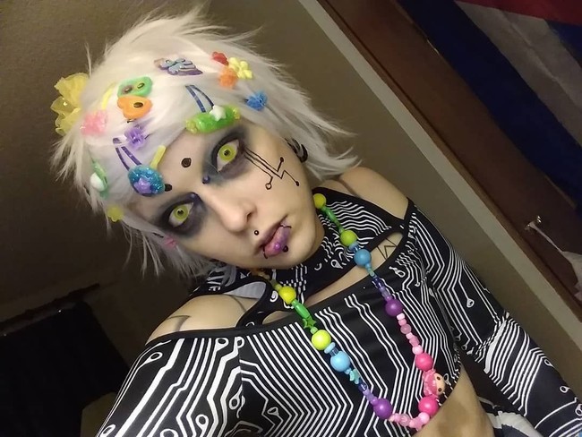 Ia menato tubuhnya dengan 78 gambar bintang, mencukur alis dan terkadang memakai telinga prostetik berujung lancip agar semakin terlhat seperti alien. Foto: Instagram/@jareth_nebula