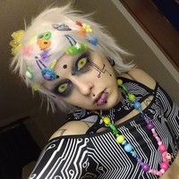 Ia menato tubuhnya dengan 78 gambar bintang, mencukur alis dan terkadang memakai telinga prostetik berujung lancip agar semakin terlhat seperti alien. Foto: Instagram/@jareth_nebula