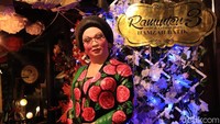 Raminten Cabaret Show merupakan teater kabaret Hamzah Batik di Jalan Margomulyo No 9. Hamzah Batik merupakan generasi kedua keluarga Grup Mirota (Randy/detikTravel)  