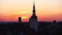 Sama halnya dengan Riga, kota Tallin di Estonia pun masuk ke dalam situs warisan dunia UNESCO. Kota yang dinobatkan sebagai kota terindah di Eropa ini kaya akan arsitektur abad pertengahan yang tak hanya menawan tetapi juga kaya akan nilai sejarahnya. Jordan Mansfield/Getty Images.