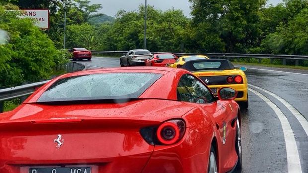 Ferrari Digeber di Tol 