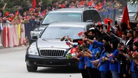 Ratusan warga Vietnam mengiringi kepulangan Pemimpin Korea Utara Kim Jong Un. Mereka nampak mengibarkan bendera Vietnam dan Korea Utara serta membawa bunga saat mobil sang pemimpin melintas menuju Stasiun Dong Dang. Kim Kyung Hoon/Reuters.
