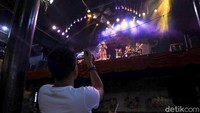 Penonton yang tengah mengabadikan pertunjukan dengan kamera ponselnya (Randy/detikTravel)  