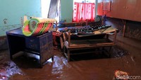 Di salah satu bagian rumah nampak air masih menggenang dan belum surut sepenuhnya.