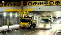 Satuan petugas Bina Marga DKI Jakarta nampak sibuk melakukan pengecatan underpass di Tanah Abang, Jakarta, pada Jumat (2/3/2019) malam.