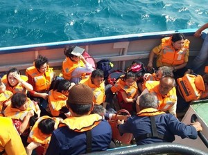 Korban Kapal Kandas Singapura Dievakuasi Penjaga Pantai RI