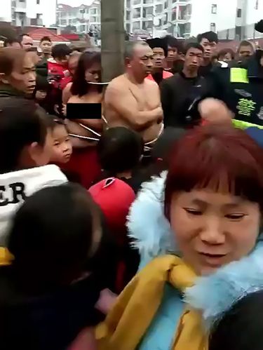 Istri yang diselingkuhi, telanjangi suami dan pelakor.