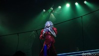 Selain menampilkan tarian Jawa, tak sedikit juga ladyboy yang mengambil peran jadi salah satu penyanyi lypsync. Salah satu yang dibawakan adalah lagu Symphony oleh Clean Bandit (Randy/detikTravel)