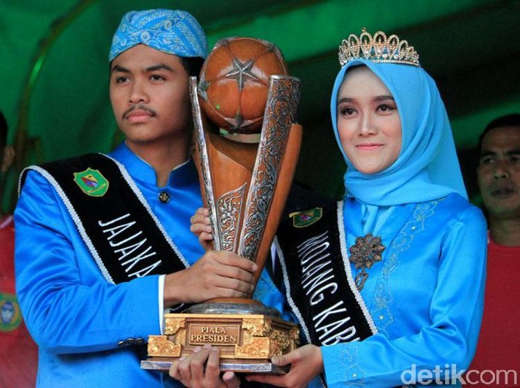 Kenalkan! Neng Geulis Pembawa Trofi Piala Presiden