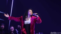 Yura Yunita juga tak ketinggal menghibur penonton. Foto: Yura Yunita di Java Jazz 2019 / Pradita Utama