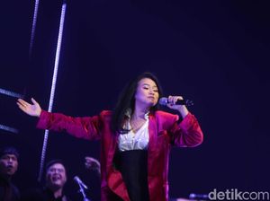 Yura Yunita Kolaborasi dengan Penyanyi Tuna Netra di BNI Java Jazz 2019