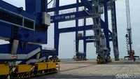Selain itu, KTMT juga didukung berbagai sarana dan prasarana infrastruktur bongkar muat modern dan canggih antara lain 3 unit Ship to Shore (STS) Crane, 8 unit Automated Rubber Tyred Gantry (ARTG) Crane, 21 unit truck terminal, 2 unit MHC serta Terminal Operating System (TOS) Peti Kemas maupun curah cair.