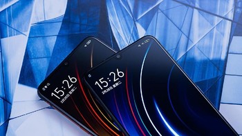 Bagian atas terdapat notch teteasn air yang membuat layar terasa lebih lapang. Foto: Cnmo