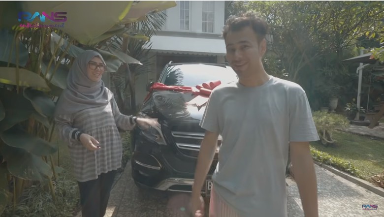 Raffi Ahmad Belikan Ibunda Mobil Mercy. Foto: Screenshot Youtube Rans Entertainment Raffi Ahmad Belikan Ibunda Mobil Mercy. Foto: Screenshot Youtube Rans Entertainment