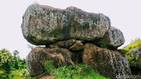 Saat wisata kemari, traveler akan dimanjakan dengan pemandangan alam yang hijau dan susunan batuan yang unik (Chuk Shatu W/detikTravel)