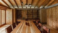Walaupun dibangun menggunakan bahan alami, rumah tersebut didesain menarik dengan jendela kaca yang luas serta bagian kamar yang luas. Istimewa/Jag Studio and Andres Villota/Inhabitat.