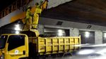 Aksi Petugas Bina Marga Percantik Underpass di Tanah Abang