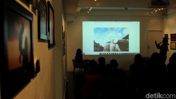 Dunia fotografi, termasuk street photography saat ini menjadi kegiatan yang banyak diminati masyarakat, khususnya anak muda. Seminar itu pun menjadi langkah untuk mengenalkan street photography kepada masyarakat.