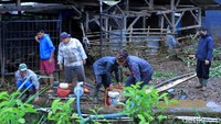 Ketua RW setempat Siti Nurhasana mengatakan banjir bandang yang terjadi pada Jumat 1 Maret kemarin sekitar pukul 14.00 WIB ini berasal dari gunung. Menurutnya kini tak ada lagi pohon karena sudah ditanami sayuran.