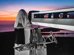 Potret Kece SpaceX Rapatkan Kapsul Luar Angkasa di ISS