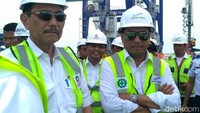 Menteri Koordinator Bidang Kemaritiman Luhut Binsar Pandjaitan bersama Menteri Perhubungan Budi Karya Sumadi meninjau Pelabuhan Kuala Tanjung di Kabupaten Batubara, Sumatera Utara, Sabtu (2/3/2019).