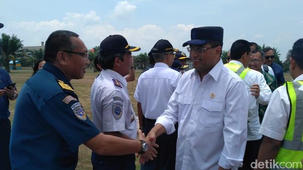 Naik Heli, Luhut dan Budi Karya Tinjau Pelabuhan Kuala Tanjung