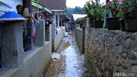 Banjir itu diketahui merendam ratusan rumah warga. Namun, kini nampak terlihat air mulai surut dan meninggalkan sisa luapan air.