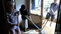 Usai banjir surut warga mulai membersihkan rumah dari sisa luapan air akibat banjir di Pangalengan, Bandung.